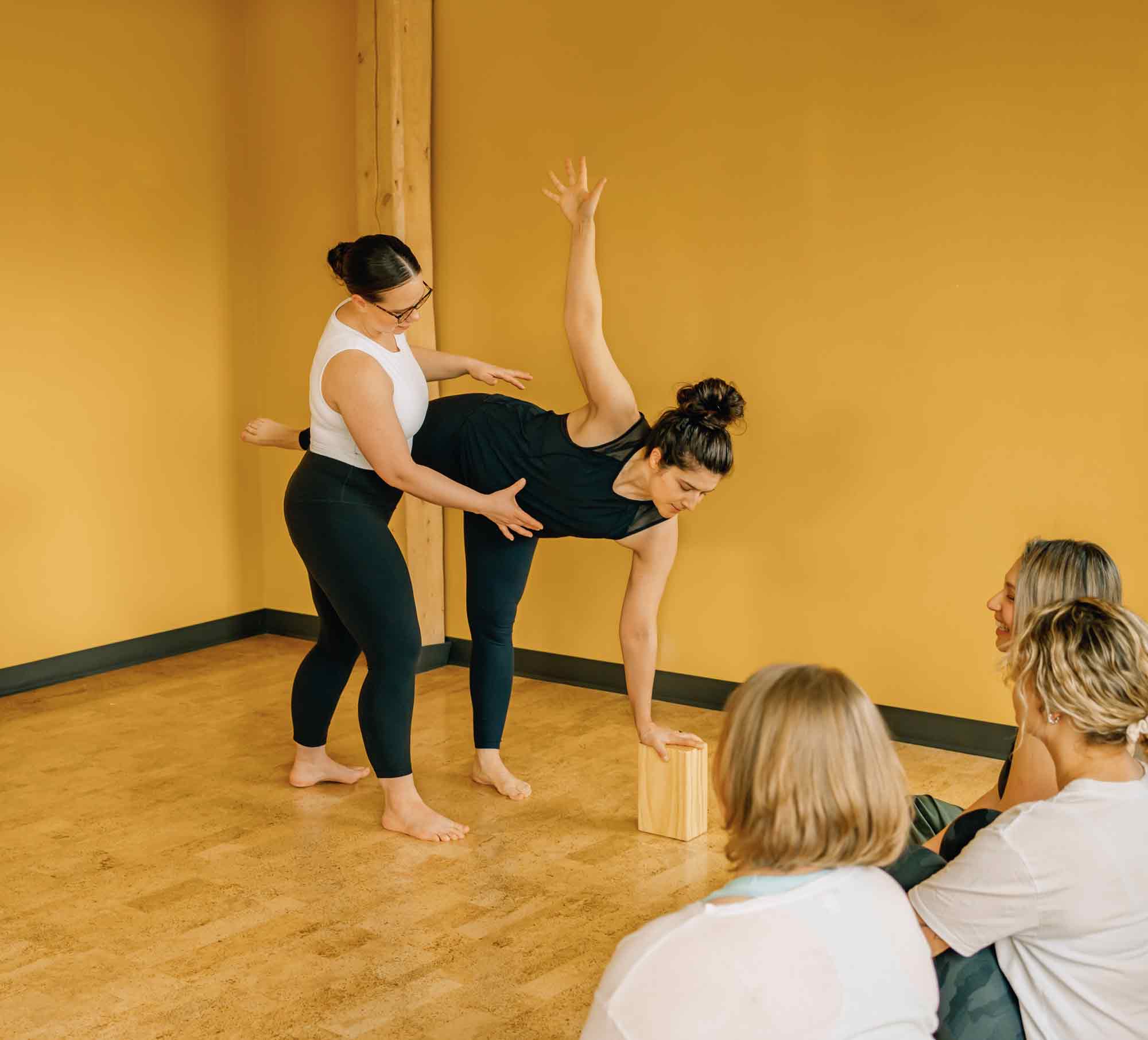 Amitié Yoga - Yoga Teacher Training YTT Yoga Alliance - Teacher correcting student posture